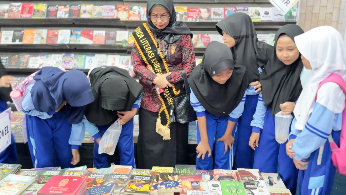 Antusiasme Anak-anak Mengunjungi Pekan Literasi Diapresiasi Bunda Literasi Kabupaten Pemalang 