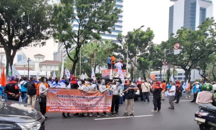 Aksi Buruh KSPI Mendesak Kenaikan UMP dan Hapus Batas Usia Lamar Kerja