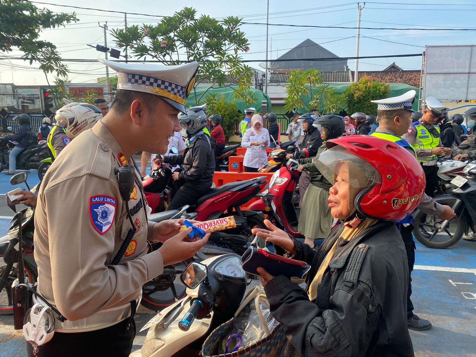 94 Motor Terjaring, Satlantas Batang Hadiahi Cokelat dan Tilang Sekaligus