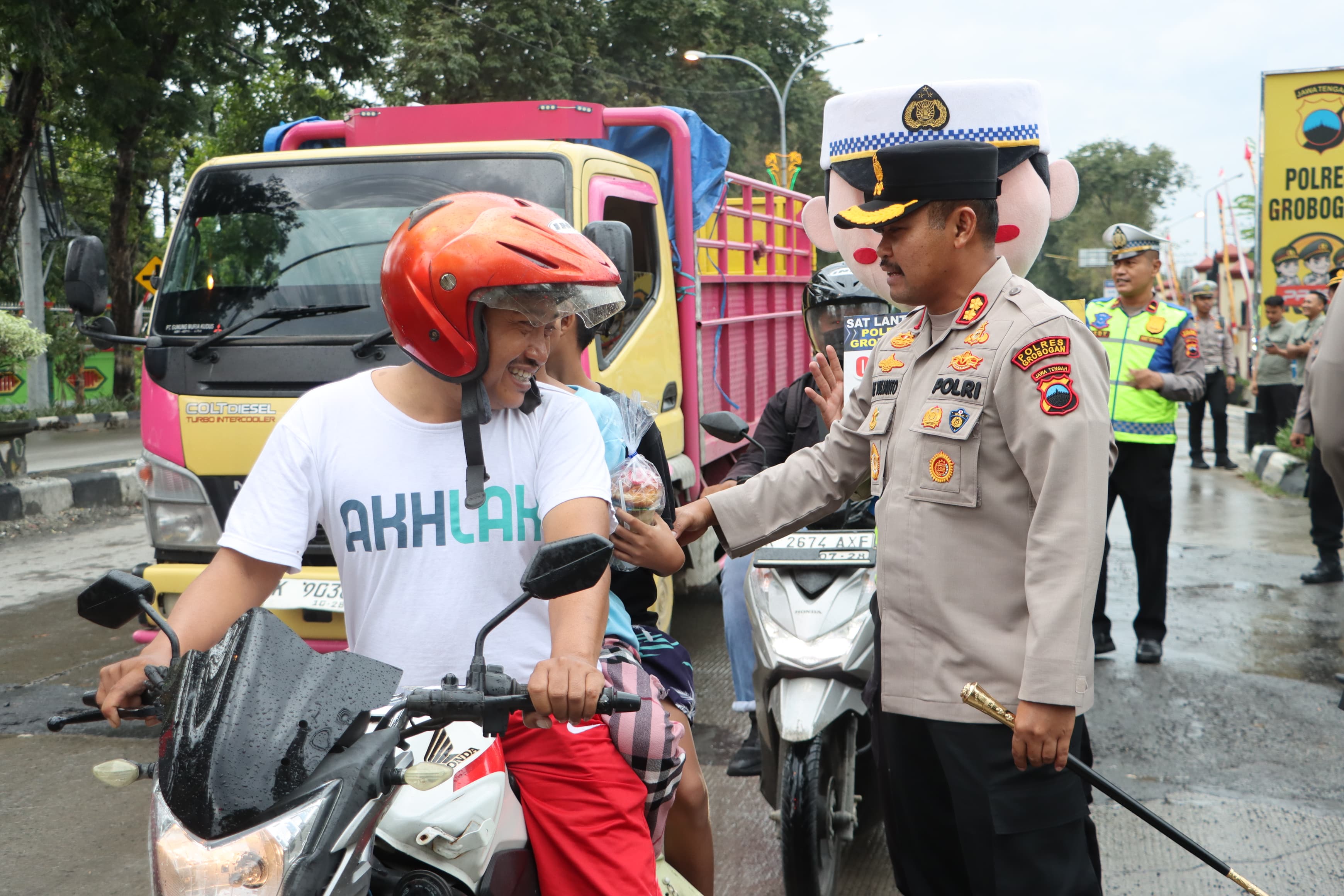 Semarak Ramadan 1446 H, Polres Grobogan Bagikan 300 Paket Takjil ke Pengguna Jalan