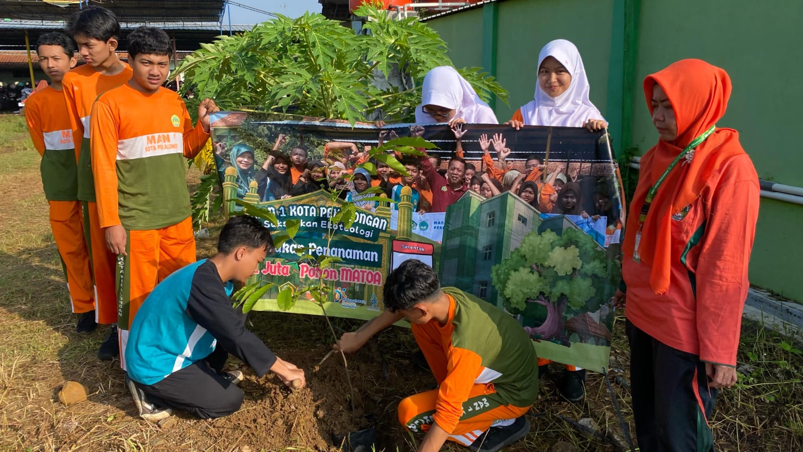 Peringati Hari Bumi MAN 1 Pekalongan Taman Bibit Matoa 