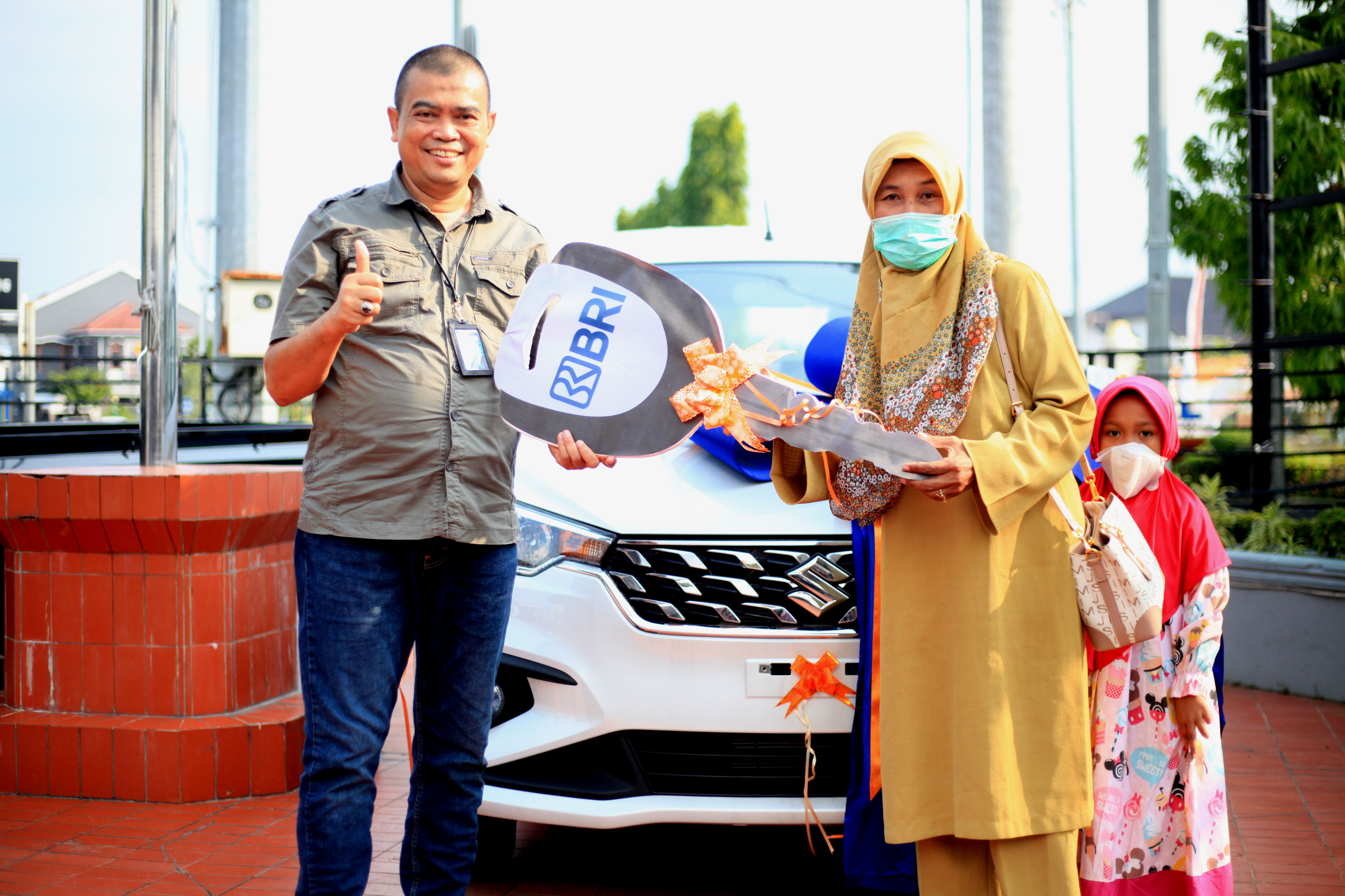 Nasabah BRI Cabang Tegal Dapat Hadiah Mobil Ertiga