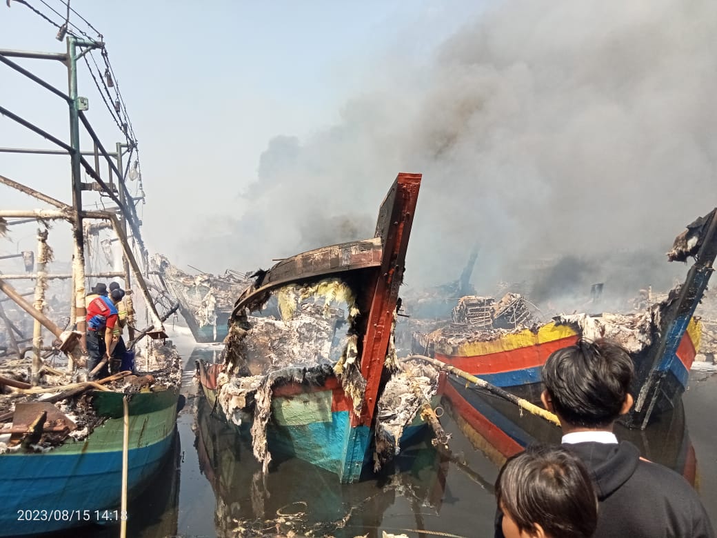 Hari Kedua Kebakaran Kapal Pelabuhan Jongor Tegal, Api Kembali Ngamuk. Kepulan Asap Kepung Kampung Nelayan 