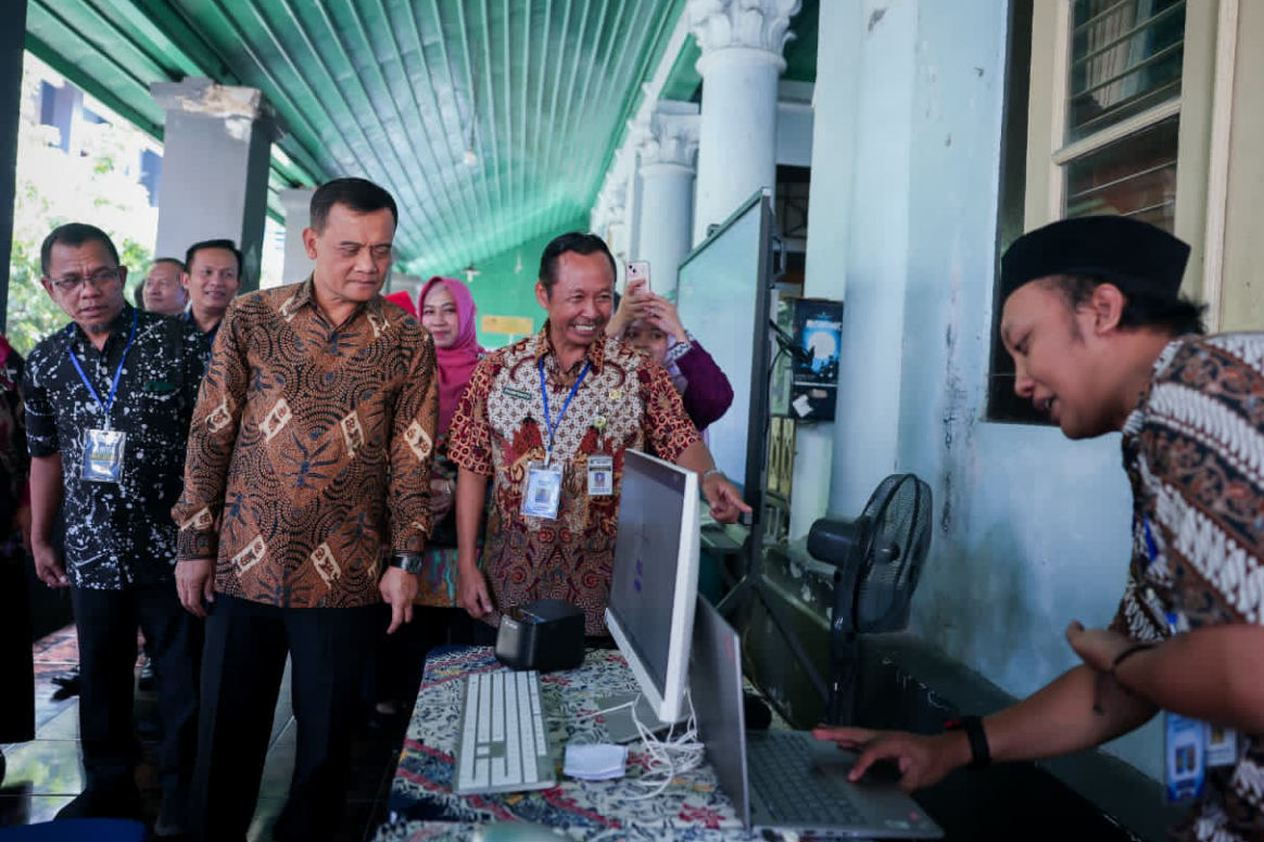 Pantau SPMB Jateng 2026, Gubernur Tegaskan No Titip-Titip No Jastip 