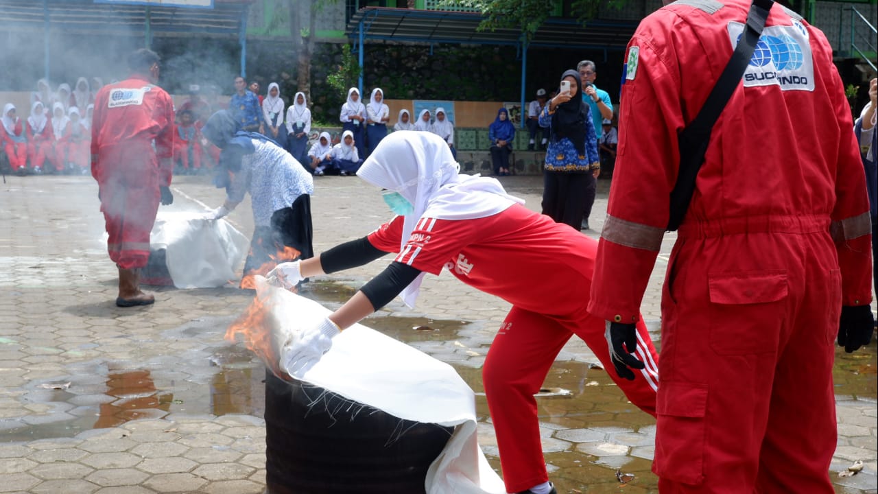 BEST Class: BPI Ajarkan Teknik Pemadaman Api ke Siswa SMPN 2 Kandeman Batang