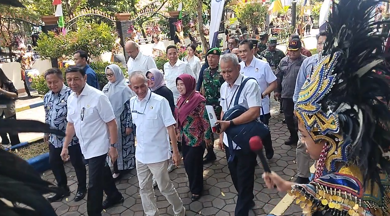 Tinjau Uji Coba Makan Bergizi Gratis, Wiranto Datangi SMPN 2 Salatiga