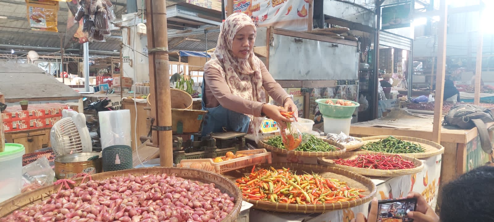 Harga Cabai, Bawang hingga Daging Ayam Naik, Tomat Turun di Kabupaten Tegal 