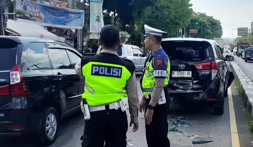 Kecelakaan Beruntun, Truk Hantam Dua Mobil Pribadi di Ungaran