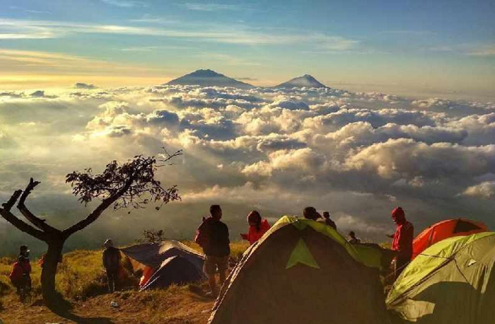 Bikin Greget Tak Terlupakan! 10 Tempat Wisata Pendakian Tertinggi di Indonesia