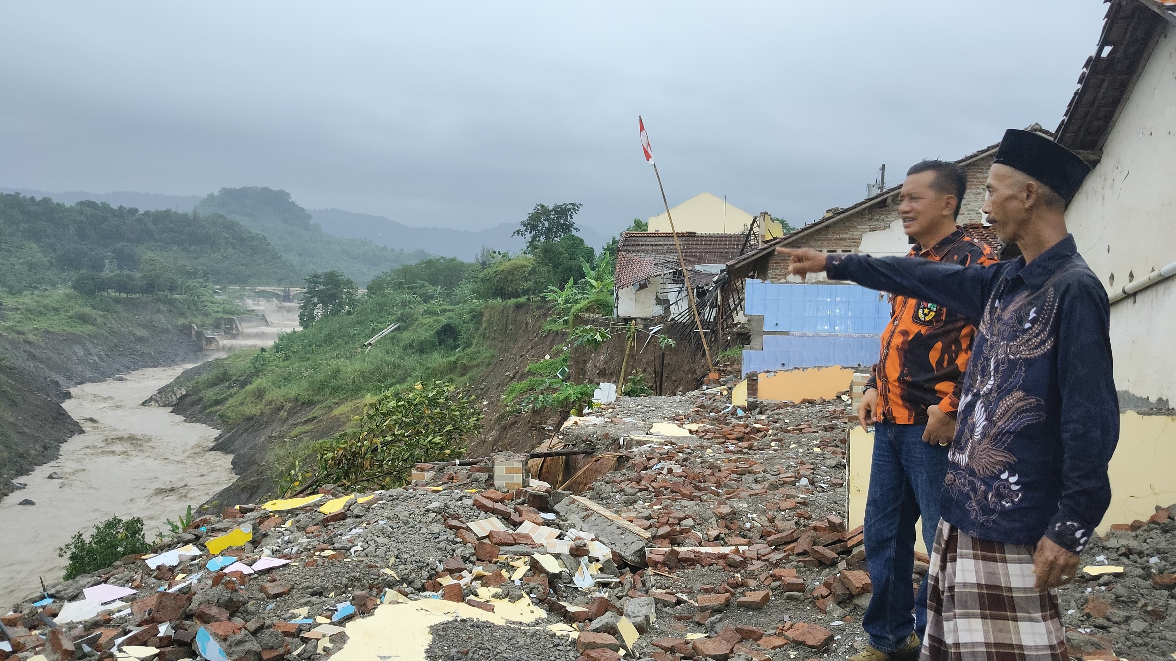 56 Rumah Rusak dan Ambruk, Warga Kajen Tegal Hidup Dibayangi Maut, PP Beri Bantuan