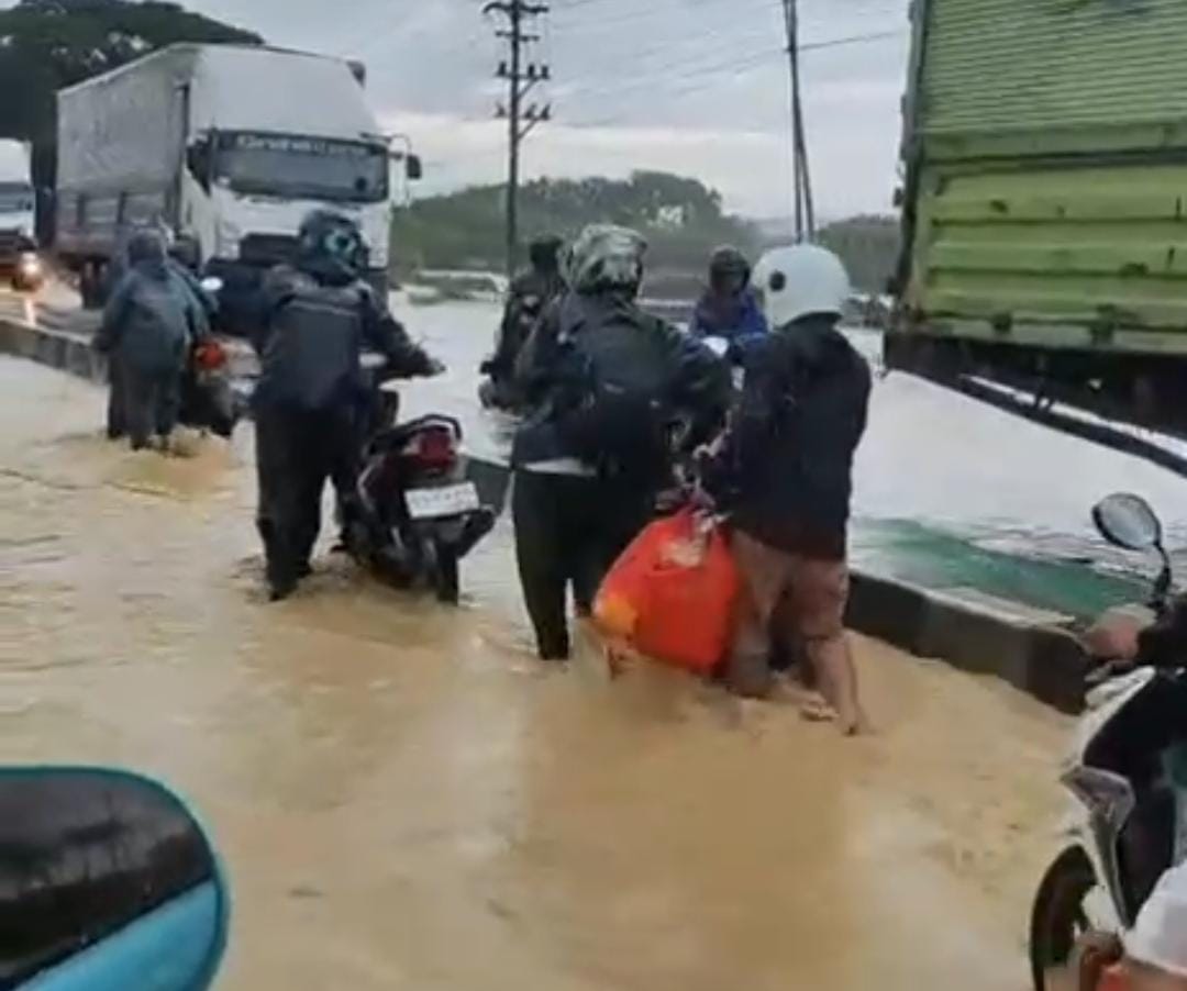 Jalan Pantura Tegal Banjir, Kendaraan Mengular dan Mogok