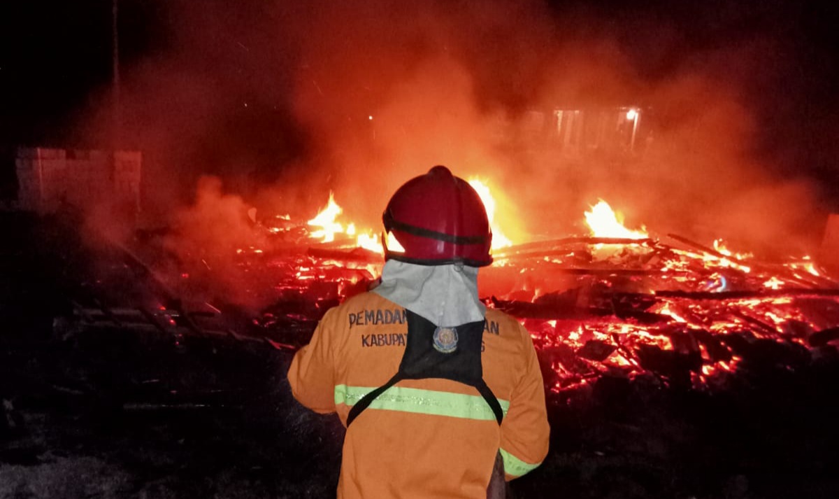 Diduga Korsleting Listrik, Rumah Kayu Warga Kaliori Rembang Ludes Terbakar, Kerugian Capai Rp50 Juta