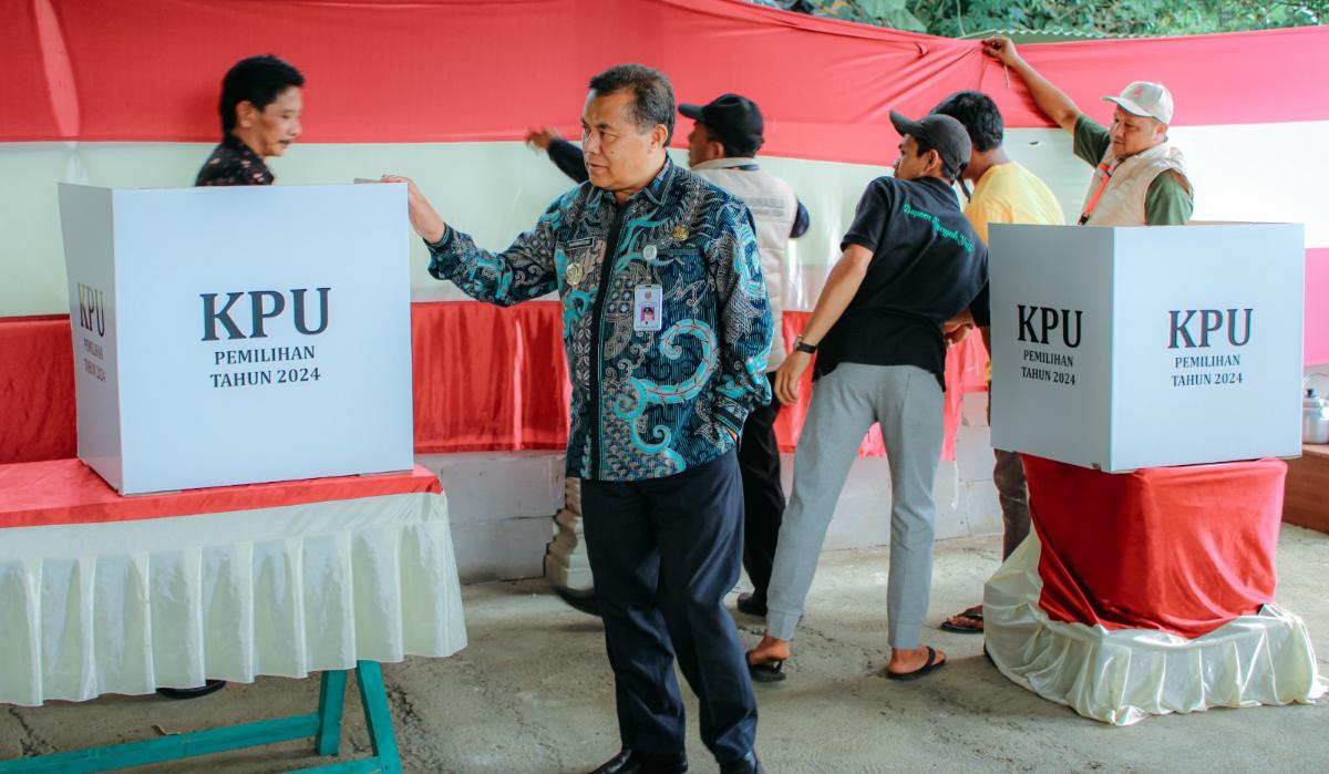 Sempat Pantau Sejumlah TPS, Wabup Gus Albar: Pilkada Wonosobo Berjalan Aman dan Lancar