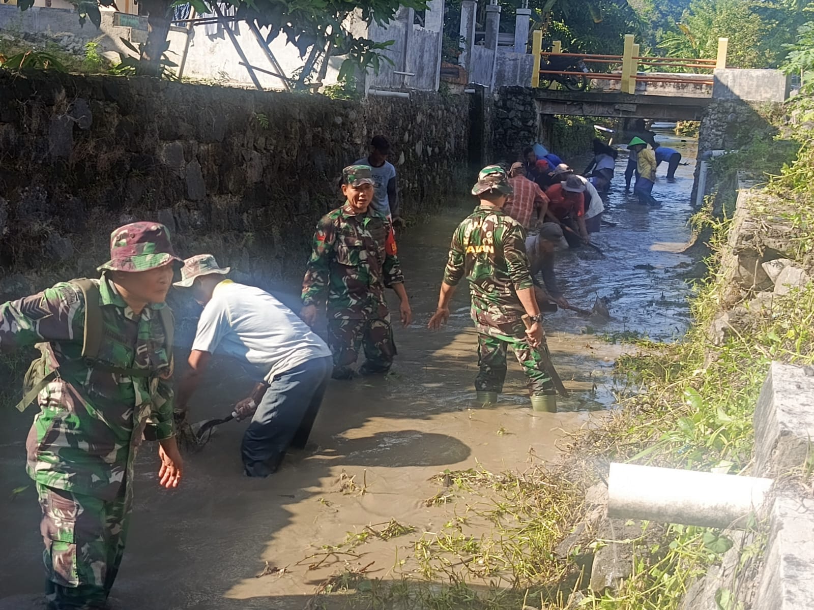Koramil 02/Taman Kodim Pemalang Bersihkan Sungai ‎