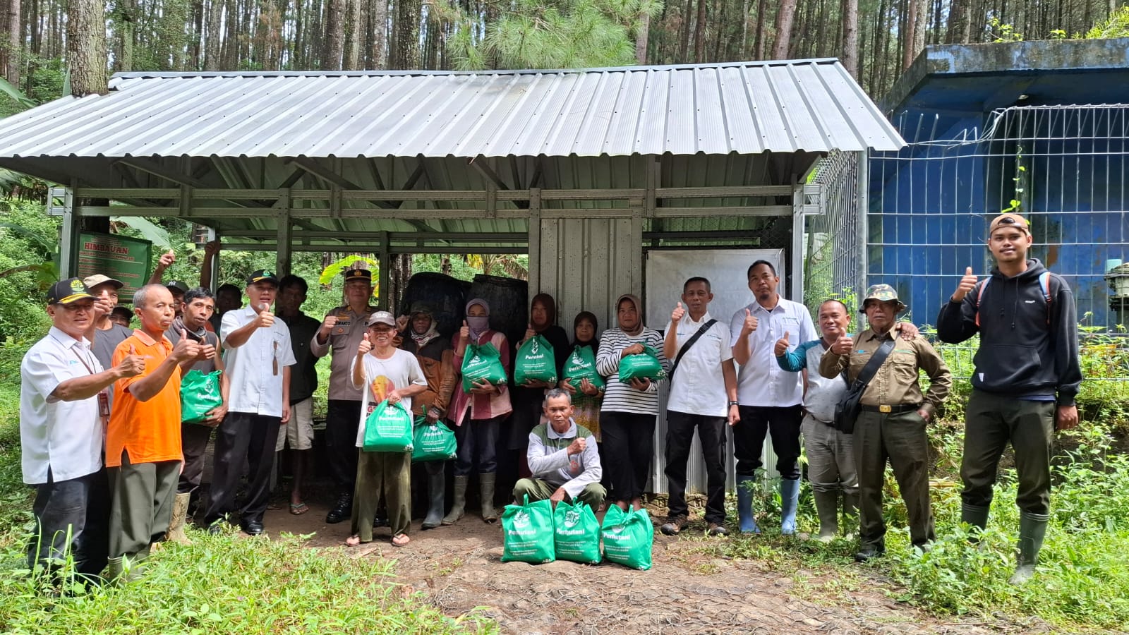 Berbagi Ribuan Paket Sembako Jelang Lebaran