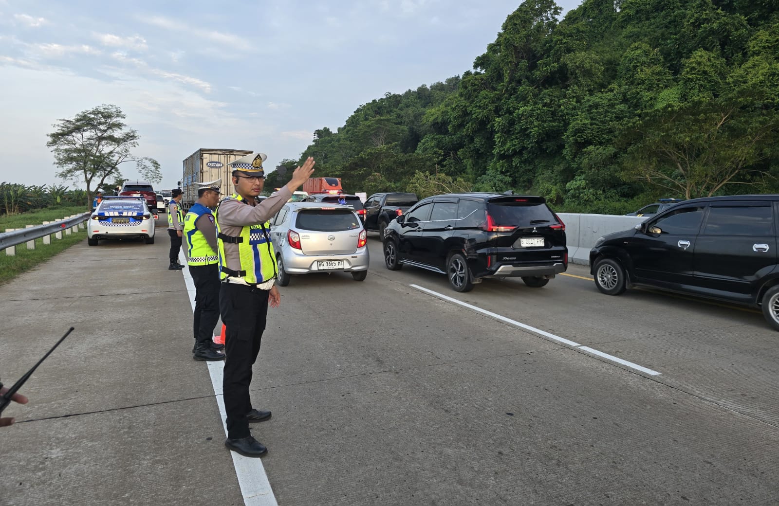 Pemudik Alami Kecelakaan Beruntun Enam Kendaraan di Tol Batang KM 361