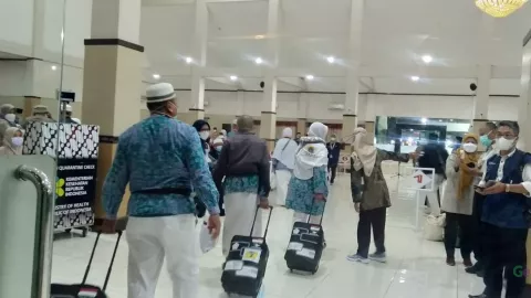 Alhamdulillah! Jemaah Haji Kloter 1 Jateng Tiba di Tanah Air, Langsung Diswab dan Vaksin Booster