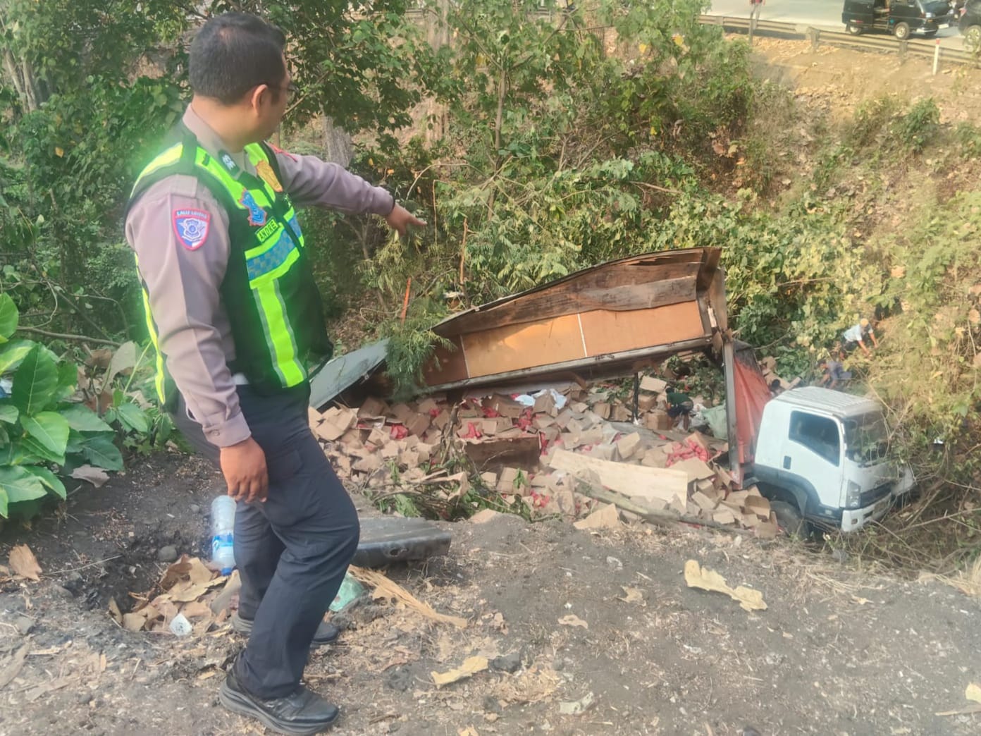 Truk Diduga Rem Blong Terguling di Gringsing Batang, Video Warga Ambil Muatan Viral