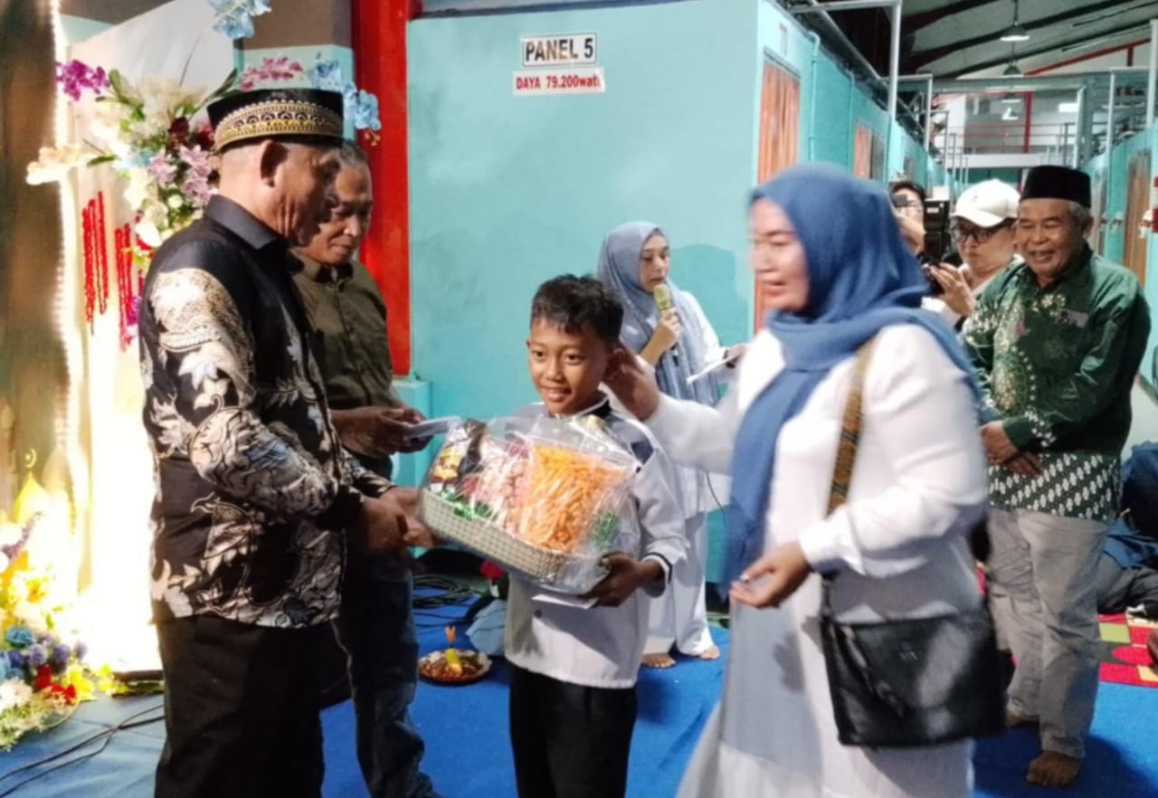 Pedagang Kangkung Sukses, H Sukim Santuni Anak Yatim Piatu