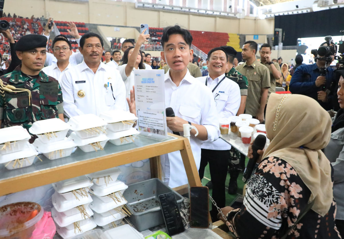 Wapres Gibran dan Pj Gubernur Jateng Nana Sudjana Temui Ribuan Nasabah PNM Mekaar di Semarang