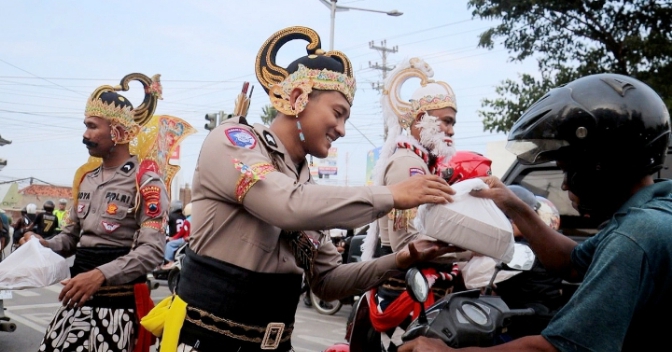 Berkostum Wayang Orang, Personel Polres Pemalang Bagikan Takjil Gratis 