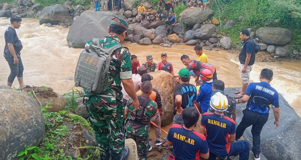 Pencari Rumput di Batang Meninggal Tertimpa Batu Besar Tepi Sungai 