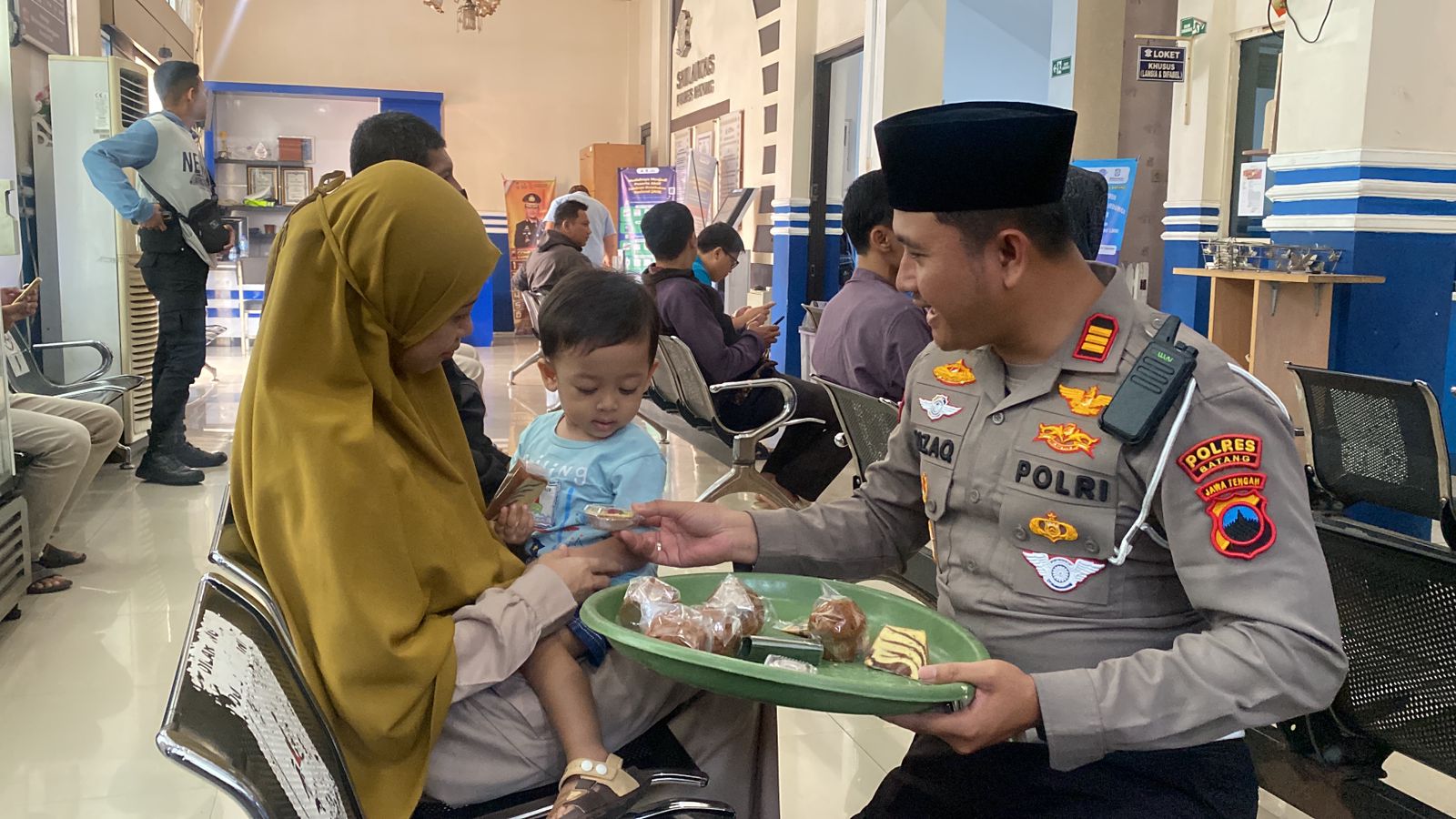 Satlantas Polres Batang Gelar Doa, Sarapan Bersama hingga  Bagi Makanan ke Pemohon SIM