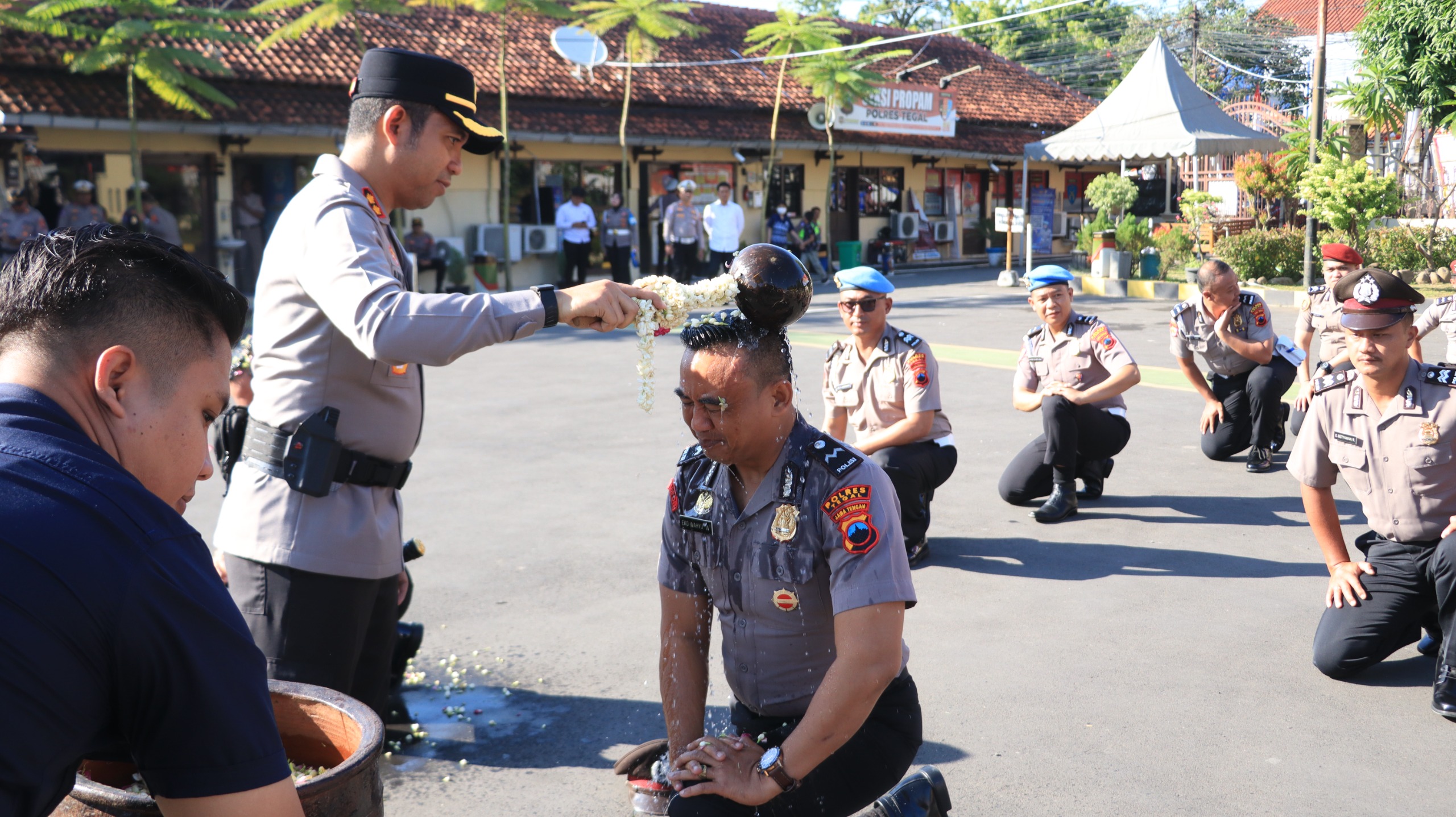 Polres Tegal Gelar Upacara Kenaikan Pangkat dan Wisuda Purna Bakti
