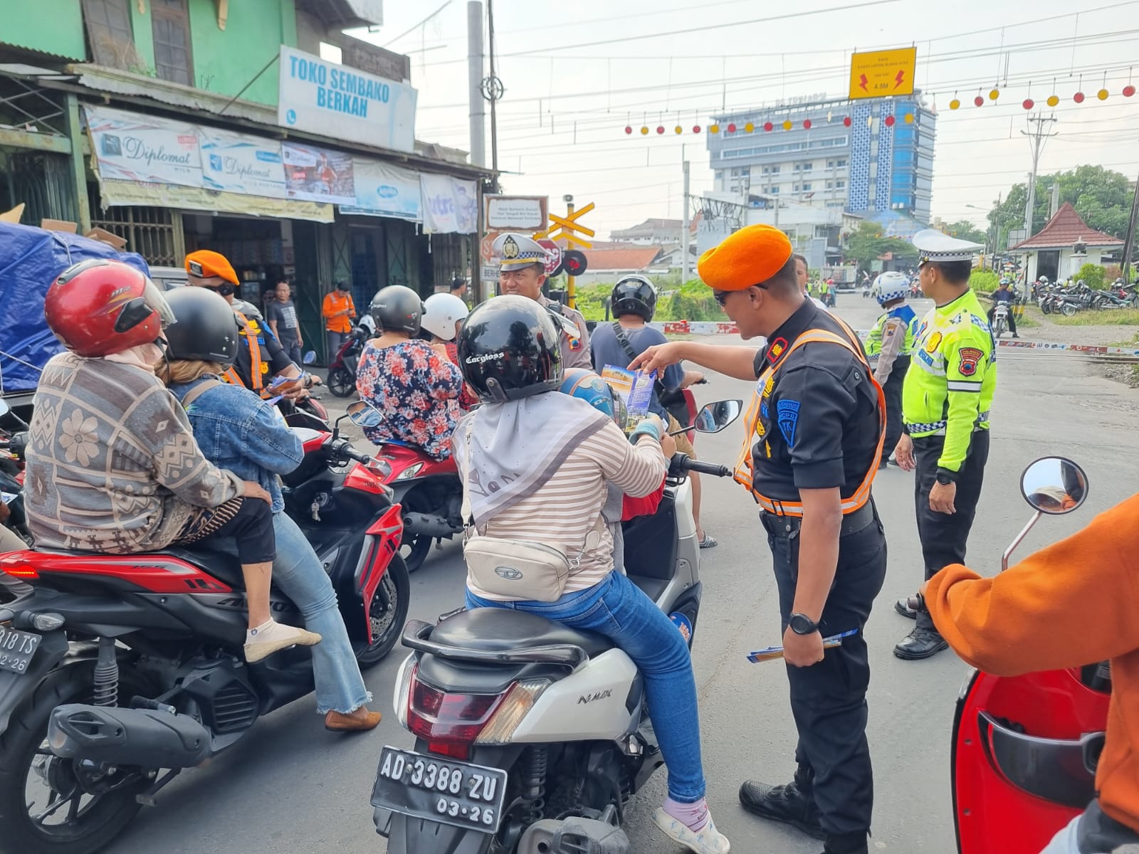 Antisipasi Kecelakaan, Polreta Solo dan PT KAI Gelar Operasi Penilangan di Perlintasan KA