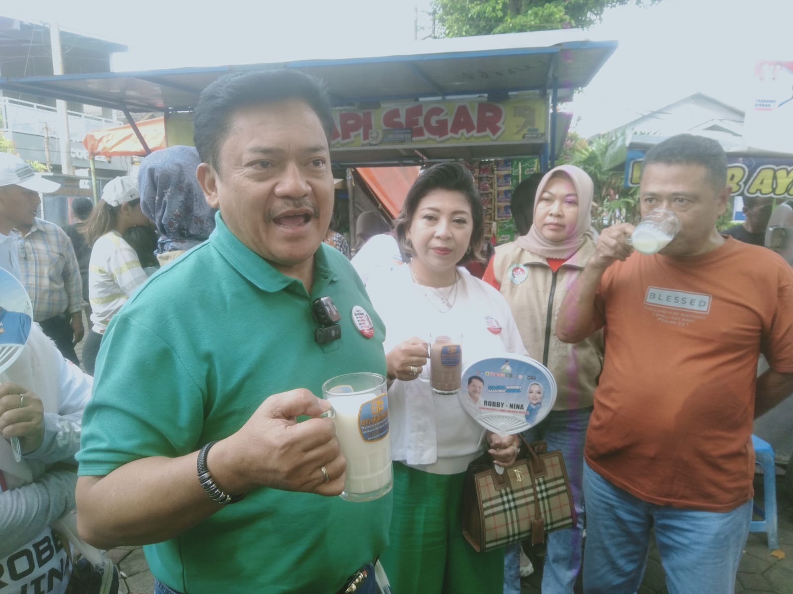 Bagikan 45 Liter Susu Sapi Segar, Calon Wali Kota Salatiga Robby Hernawan Bantah Pencitraan