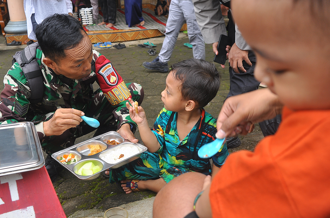 Babinsa Ikut Suapin Balita, Bumil dan Busui Mengaku Terbantu Dengan Makanan Bergizi Gratis