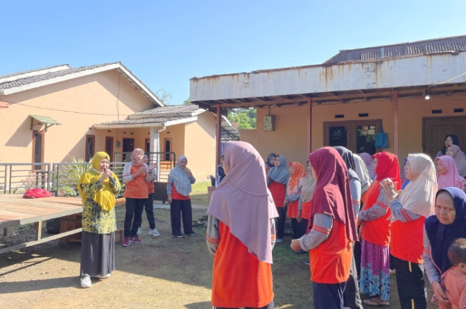 Lansia Desa Cibuyur Kabupaten Pemalang Diberi Penyuluhan agar Produktif
