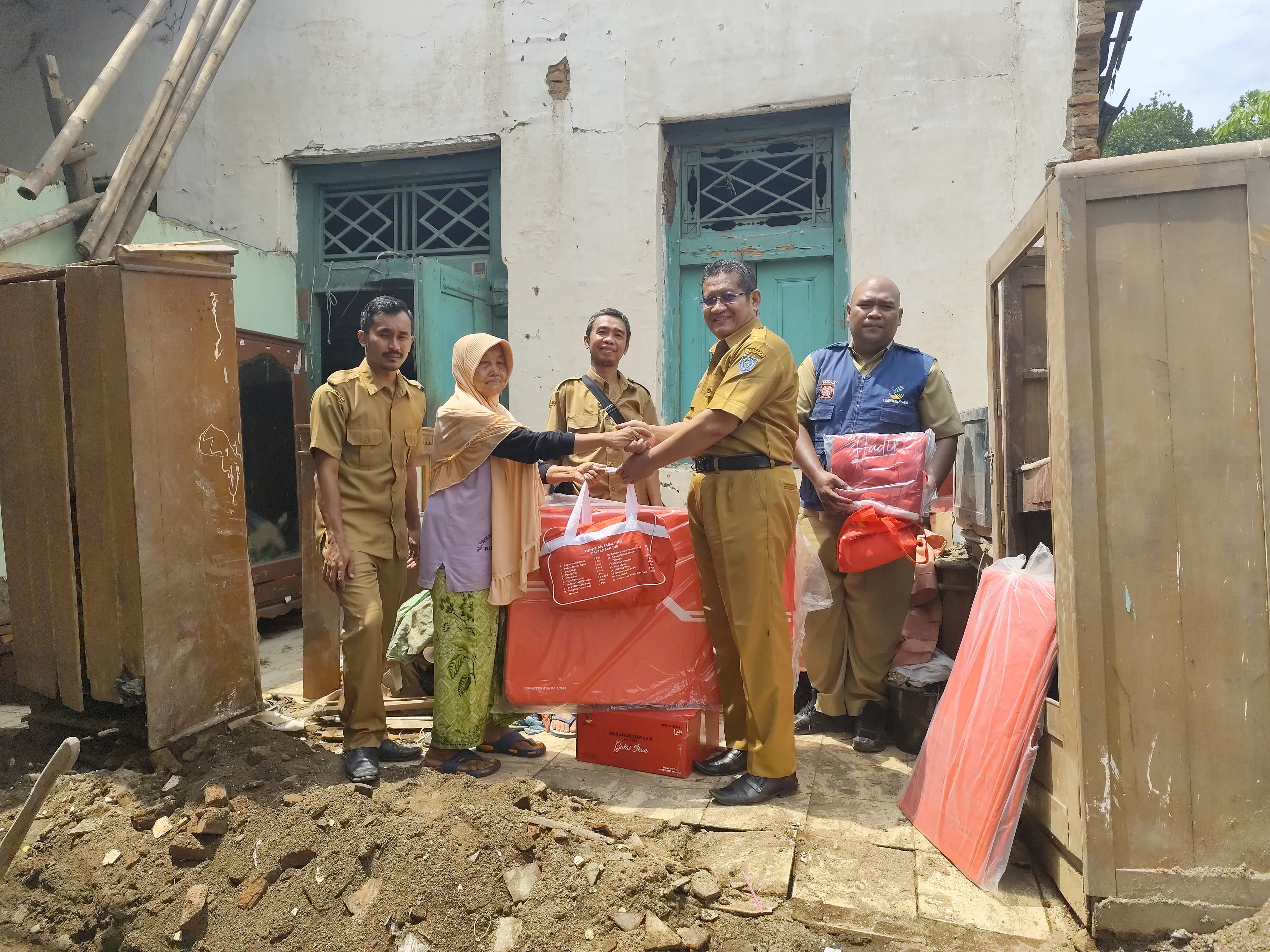 Dinsos Kabupaten Tegal Salurkan Bantuan Sosial  Korban Rumah Roboh