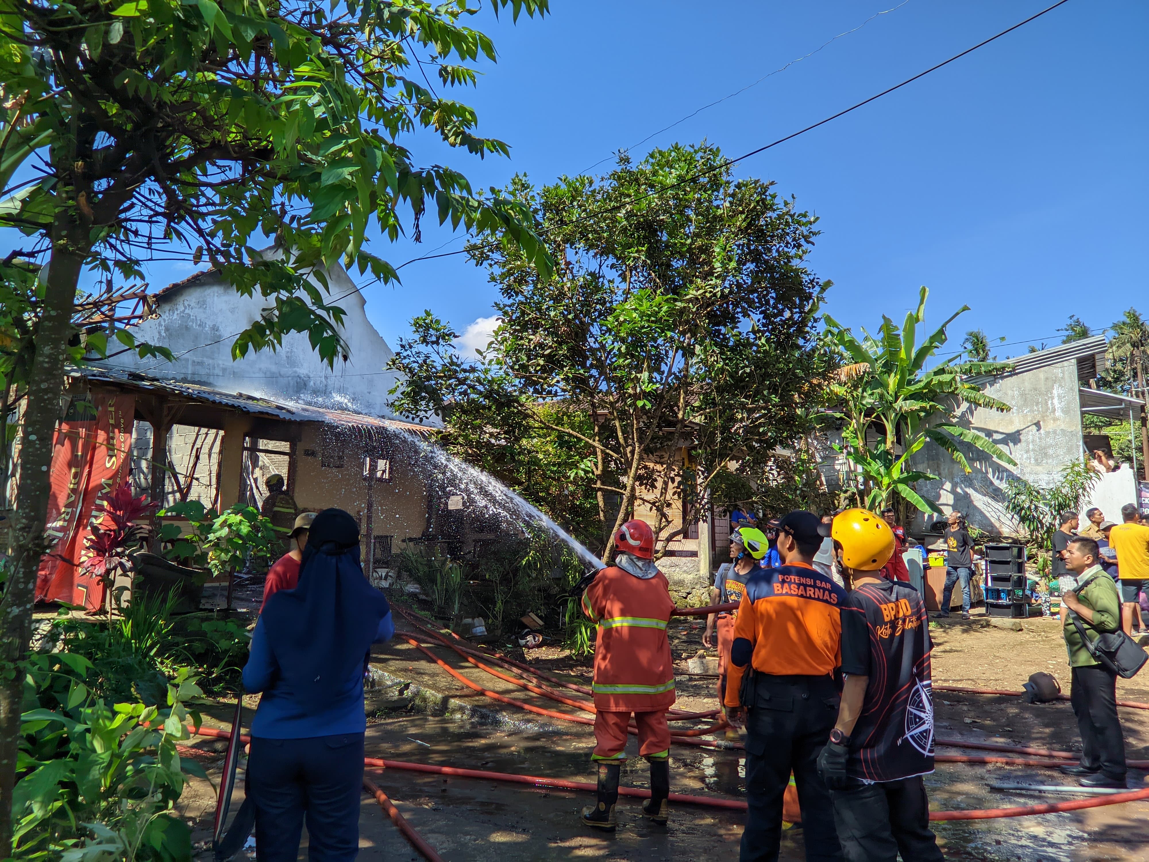 Dua Motor Hingga Dokumen Penting Ludes, Dua Unit Rumah Milik Seorang Janda di Tegalrejo Salatiga Terbakar