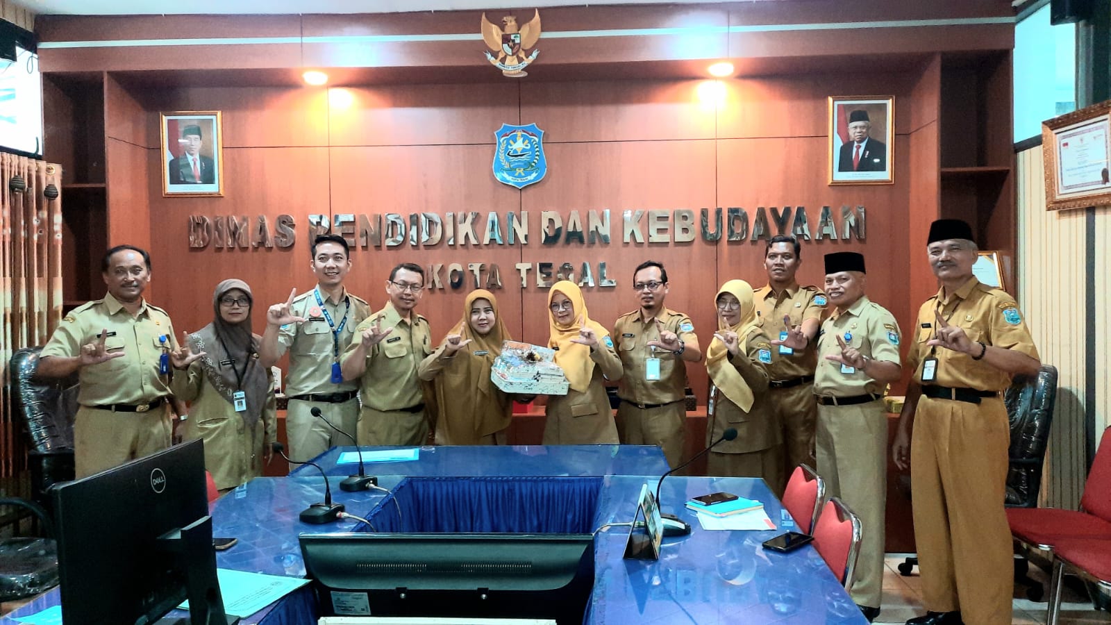 FPGL Serahkan 21 Buku Karya Guru Kota Tegal