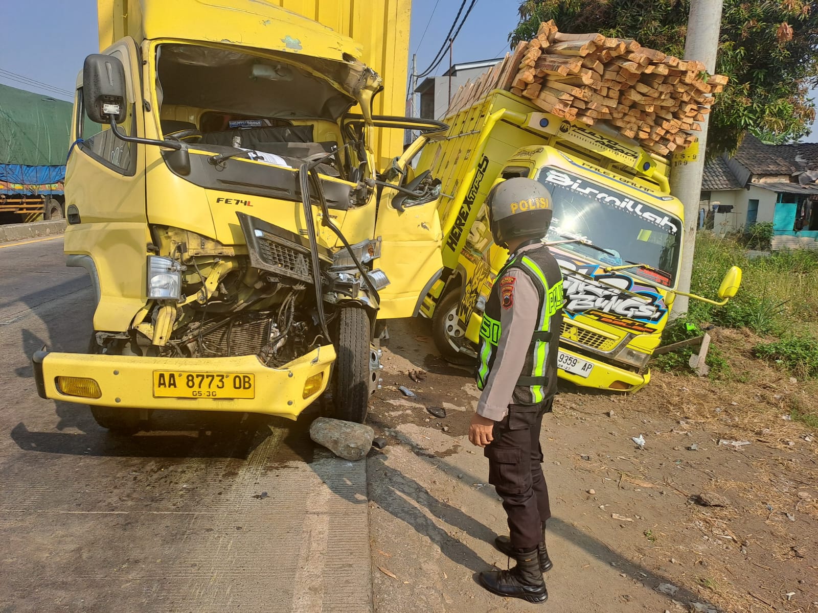 Truk Box Hantam Colt Diesel di Pantura Jatisari Batang, Satu Pengemudi Luka