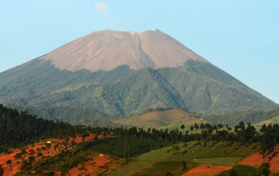 Panorama Puncak Gunung Slamet Menakjubkan, Cocok dan Seru Buat yang Suka Tantangan!