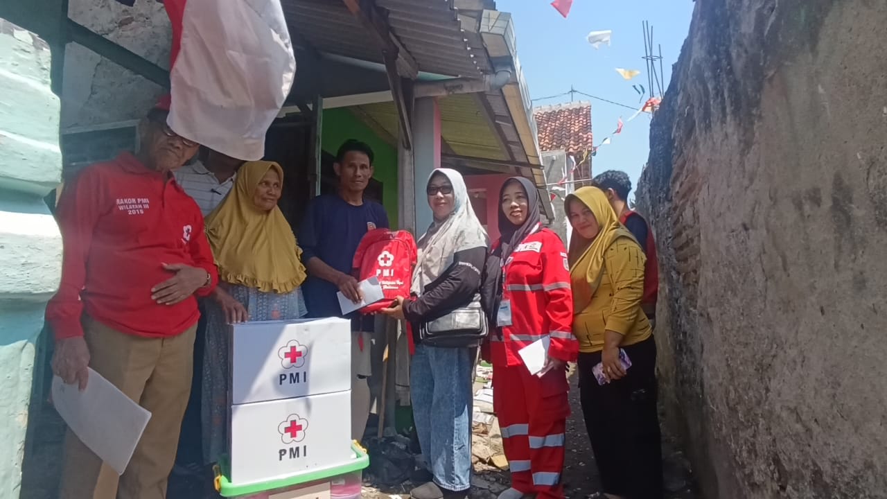 PMI Kabupaten Tegal Bantu Warga Desa Babakan yang Rumahnya Terbakar  ‎