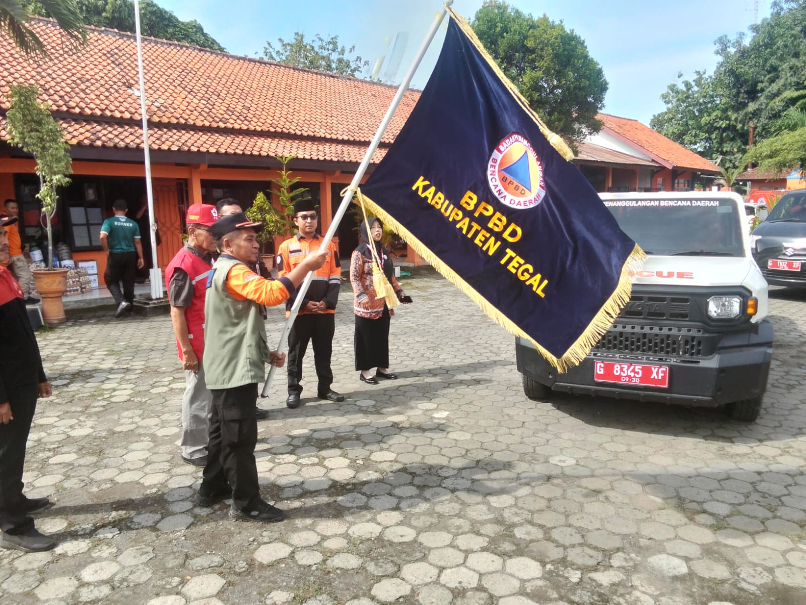 Berangkatkan Relawan dan Bantuan  Logistik ke Banjarnegara 