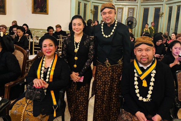 Momen Bupati Paramitha Pertama Kali Hadiri Kirab Pusaka Malam Satu Suro di Pura Mangkunegaran 
