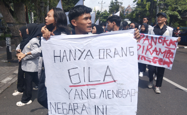 Tolak Pemangkasan Anggaran Pendidikan, Ratusan Mahasiswa UIN Segala Fakultas Blokade Depan DPRD Salatiga