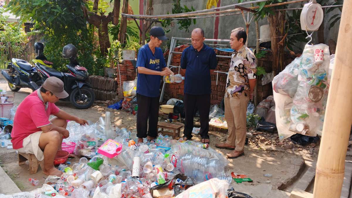 DLH Monitoring Program Gropyokan Sampah di Kelurahan Slerok Tegal