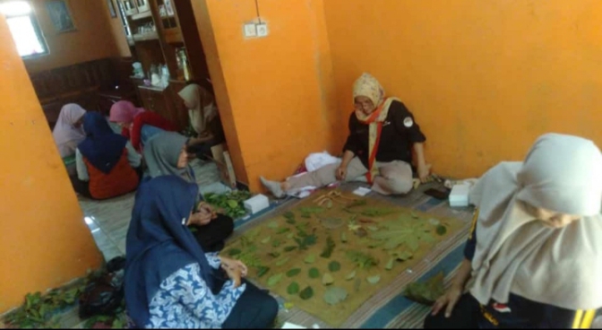 PKK di Kecamatan Randudongkal Kabupaten Pemalang Dilatih Batik Ecoprint