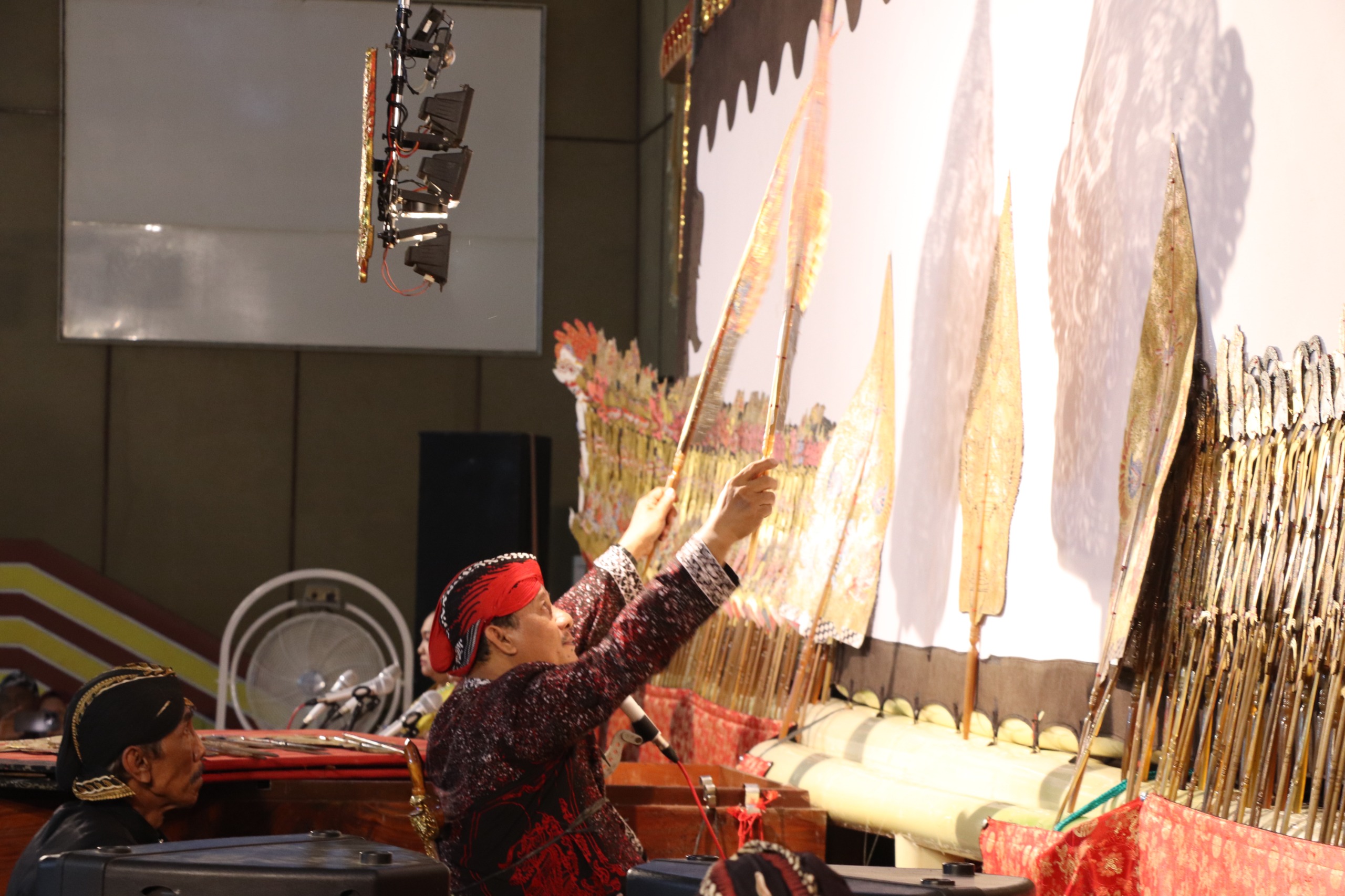 Lestarikan Budaya, Guru di Kabupaten Brebes Menjadi Dalang Wayang Kulit