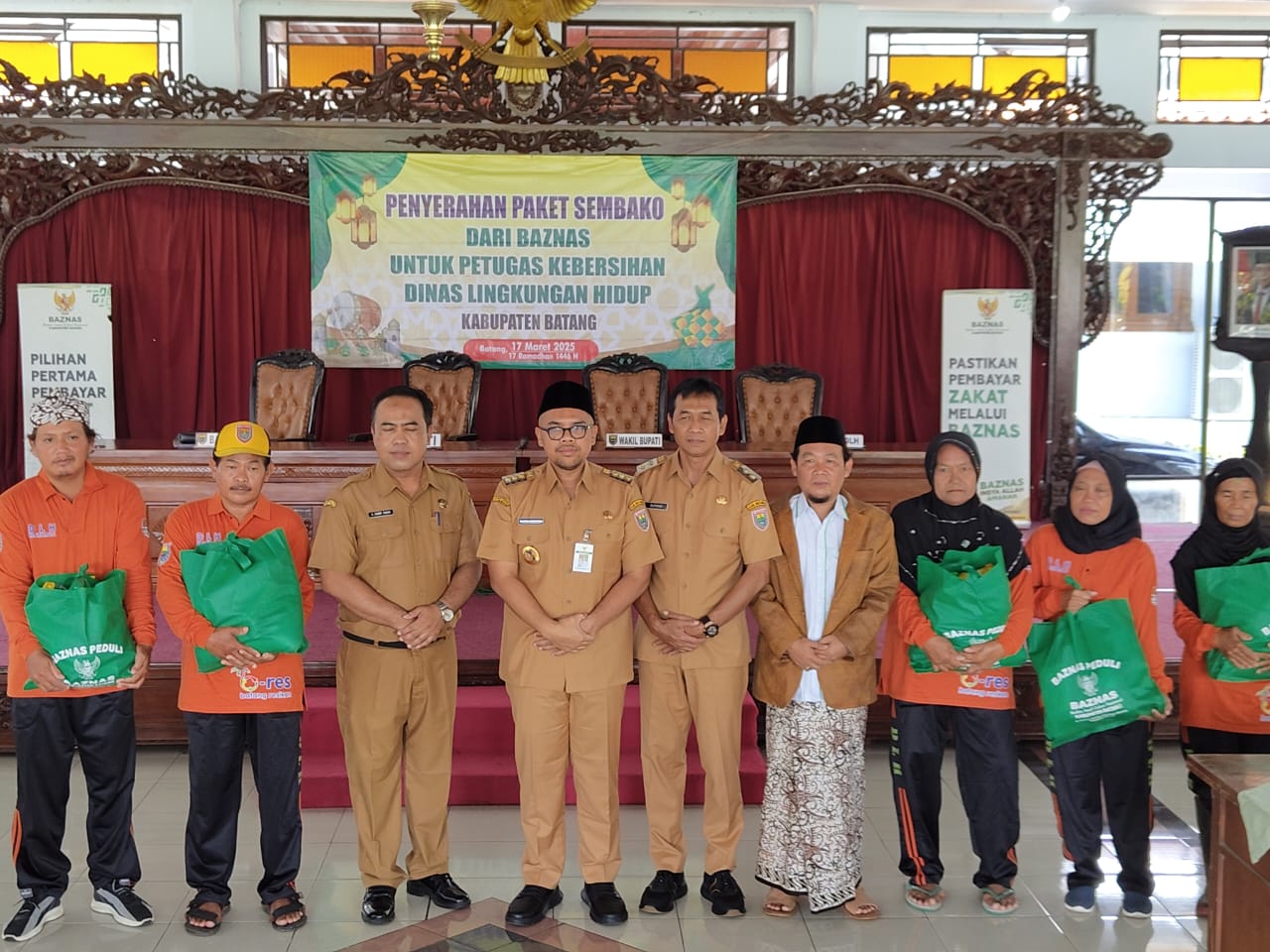 255 Petugas Kebersihan Batang Terima Bantuan Sembako, Bupati Janjikan THR Tahun Depan