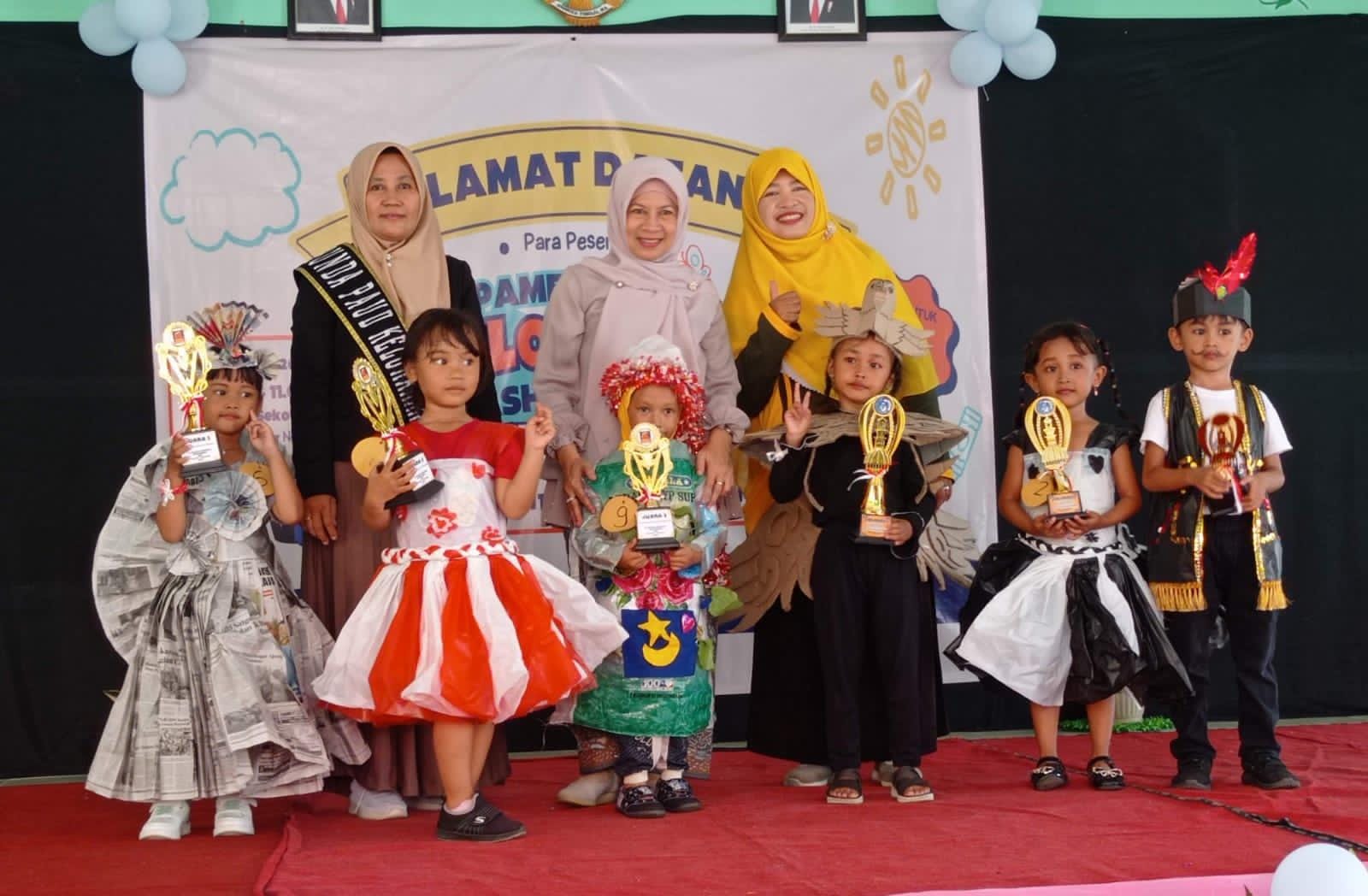 TK Negeri Pembina Margadana Kota Tegal Fashion Show Daur Ulang Sampah