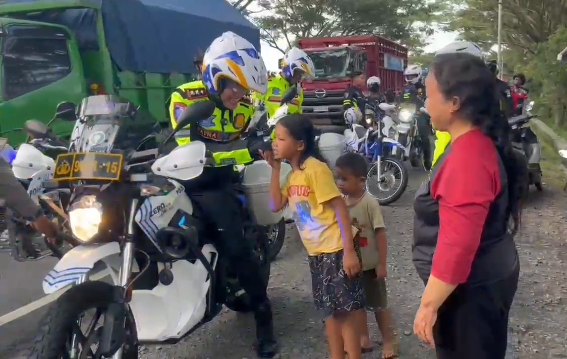 Kendarai Motor Patroli, Kapolres Semarang Sapa Warga Sembari Susuri Jalan Utama