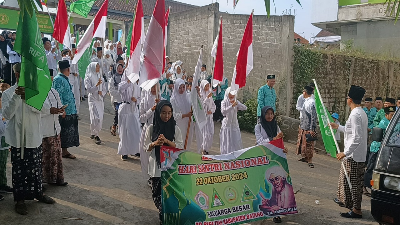 Hari Santri Nasional, Seribuan Pelajar Rifaiyah Batang Pawai Kirab Merah Putih di Limpung