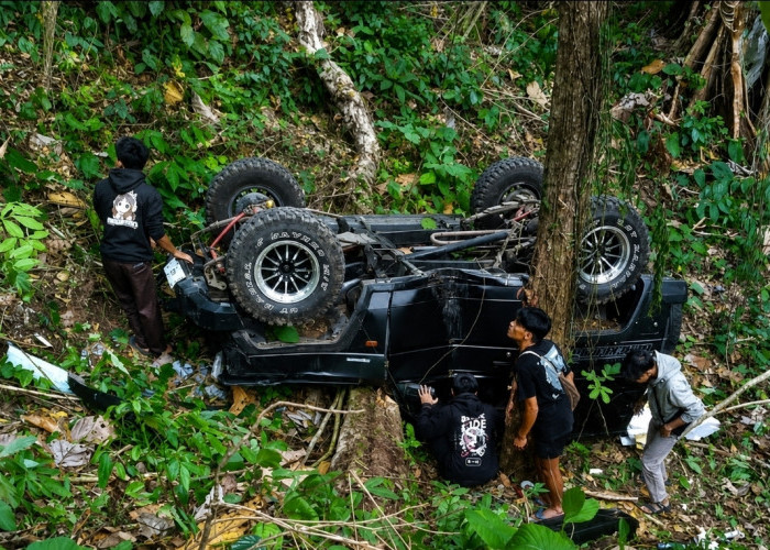 Daihatsu Feroza Terjun ke Jurang 20 Meter di Pekalongan, Balita Tewas dan Enam Penumpang Luka 