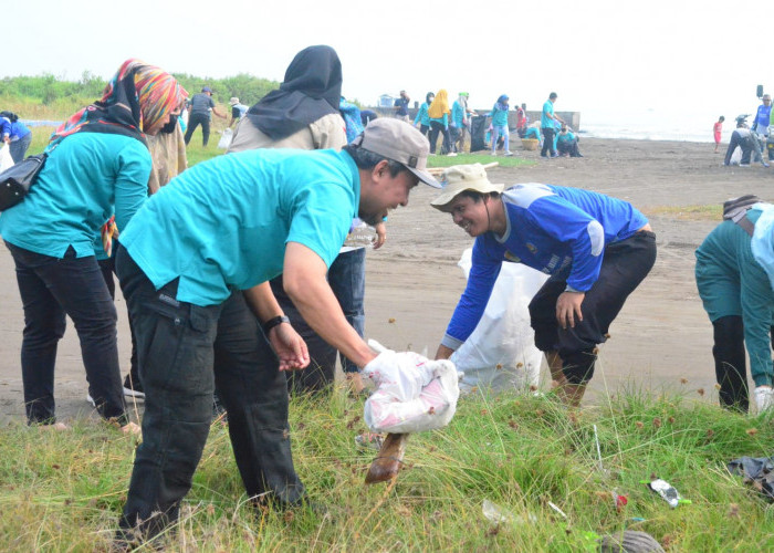 Peringati Hari Lingkungan Hidup, DLH Kabupaten Tegal Gelar Aksi Bersih Pantai